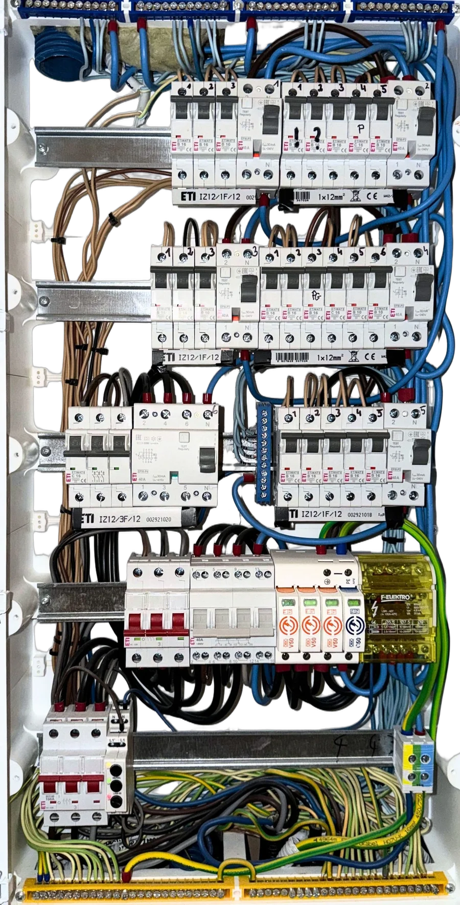Profesjonalny montaż i okablowanie rozdzielnicy elektrycznej FAZA IDZIE